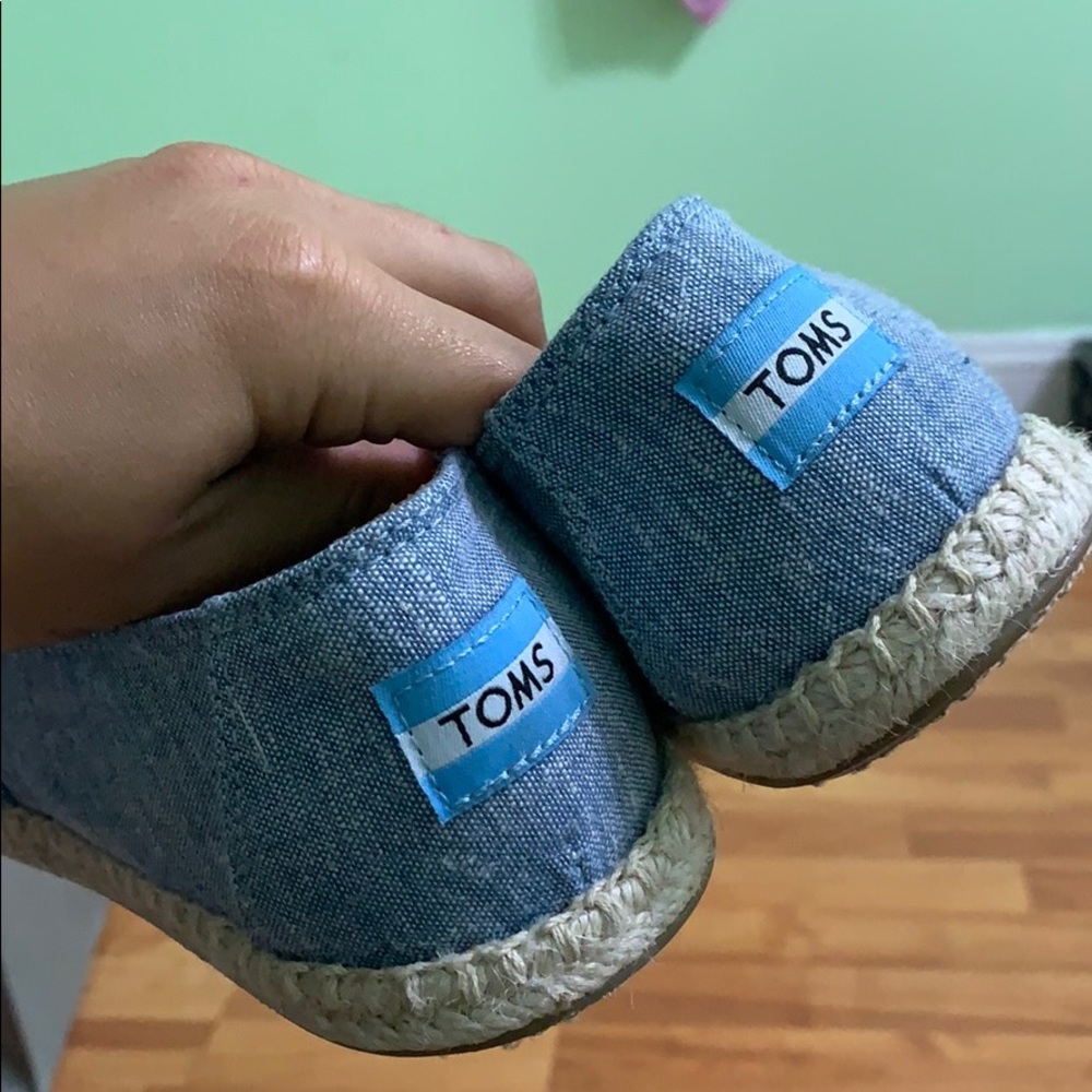 Super cute NWT Tom’s